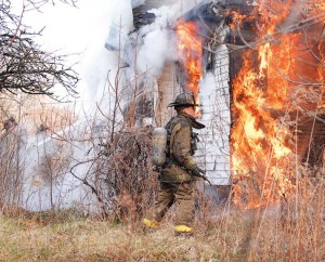 Performing size ups is not an unimportant part of RIT drills, which should keep crews thinking, challenged and on their toes — just as they’ll have to be on the fireground. (Suzanne Tucker / Shutterstock.com)