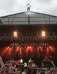 Country singer Neal McCoy thrills the crowd with a rooftop appearance to sing his finale at a recent Hodag Country Festival concert. McCoy has performed for 20 consecutive years at the festival. (Photo provided)