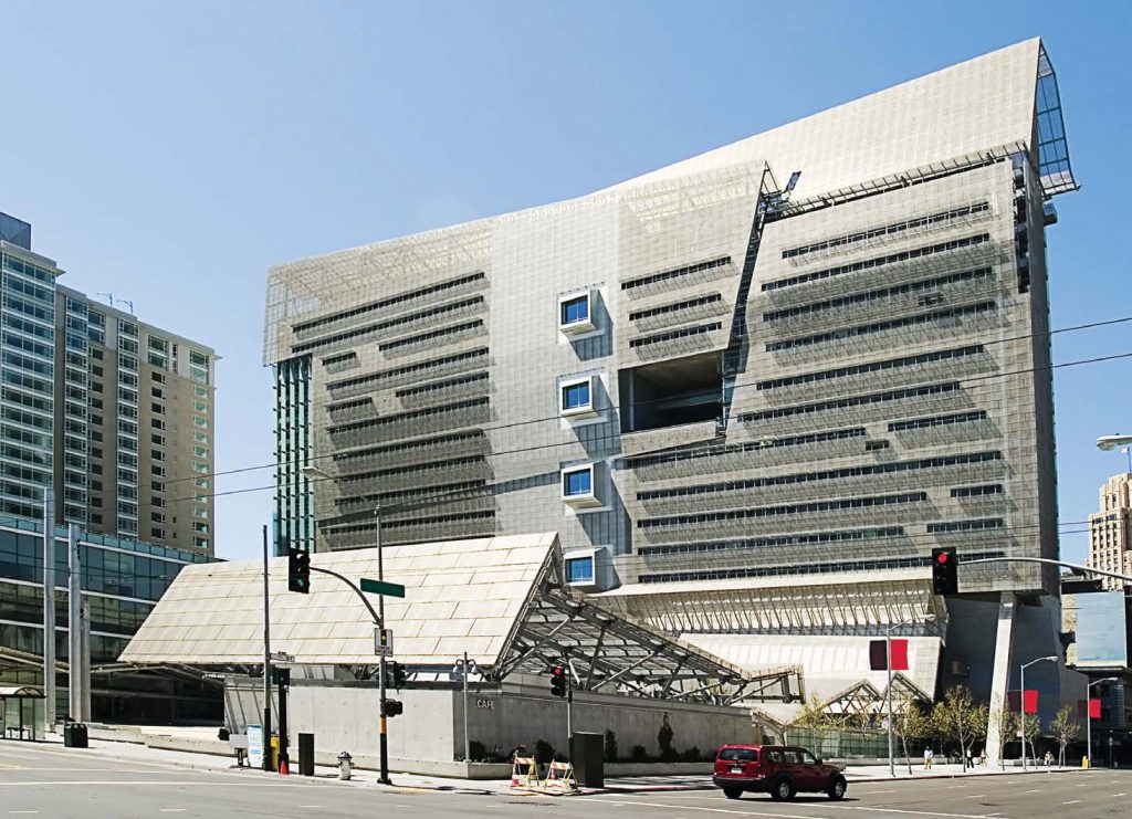 San Francisco’s Federal Building faced criticism when it was built, particularly when its cafeteria was placed outside the building on the public plaza. (Shutterstock.com)