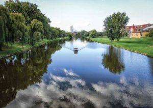 Visitors can enjoy a relaxing and scenic ride down the tranquil Cass River. On the right is the stately Bavarian Inn Lodge.