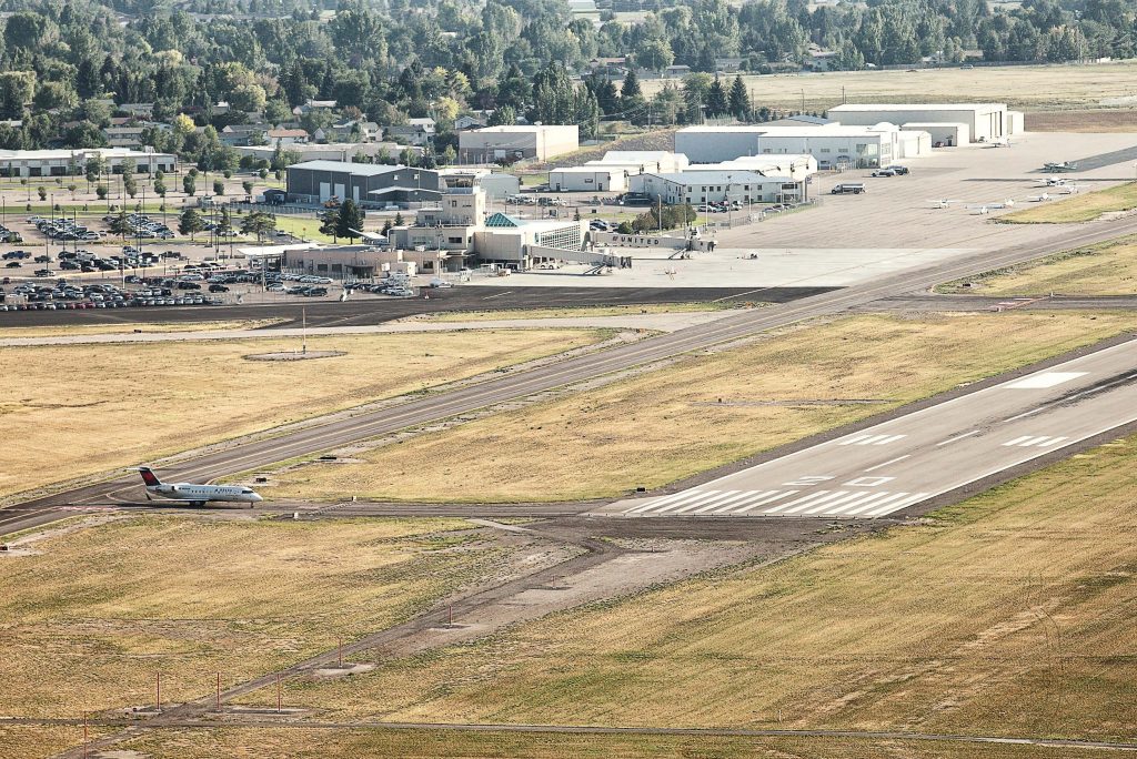 The aviation industry can prove to be an economic boost, creating jobs and bringing in income. Cities can tap into this with a municipal airport of their own. (Shutterstock. com)