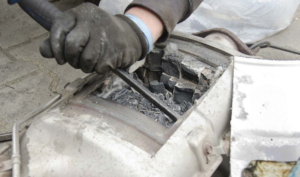 A mechanic removes a diesel particulate fi lter. Renewable diesel drops particulate matter emissions by 30 percent, meaning a longer duty cycle for particulate fi lters, less maintenance and less downtime. (Shutterstock.com)