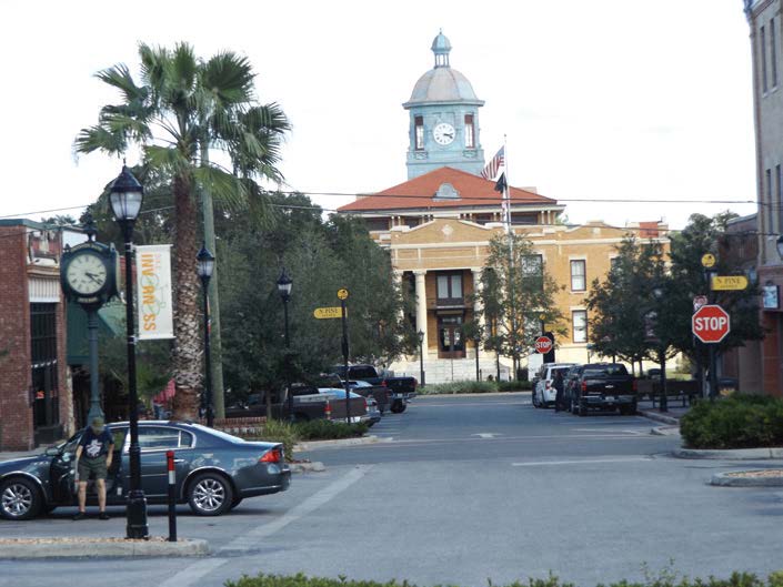 This photo of downtown Inverness, Fla., shows the historic courthouse, which was saved in part due to the fact that Elvis Presley fi lmed a movie, “Follow that Dream,” in the courtroom. (Photo by Denise Fedorow)